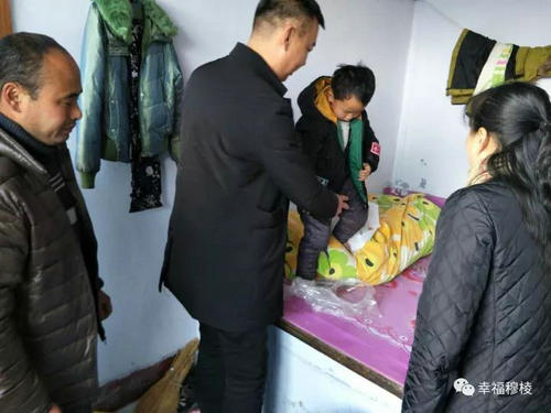 开发区干部慰问贫困户